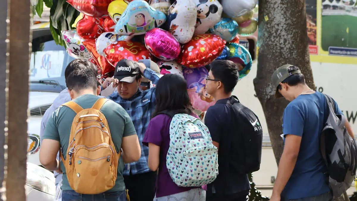 San Valentín-aspectos-jóvenes comprando globos en Cuernavaca