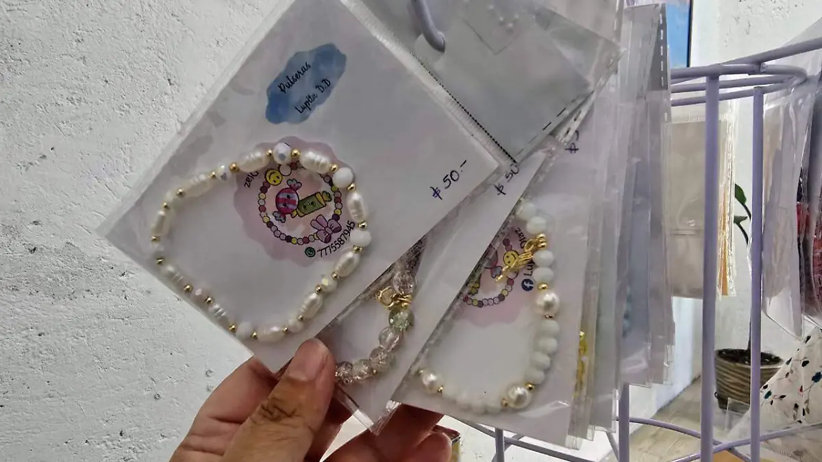 lupita-mujer-invidente-pulseras-cuatro