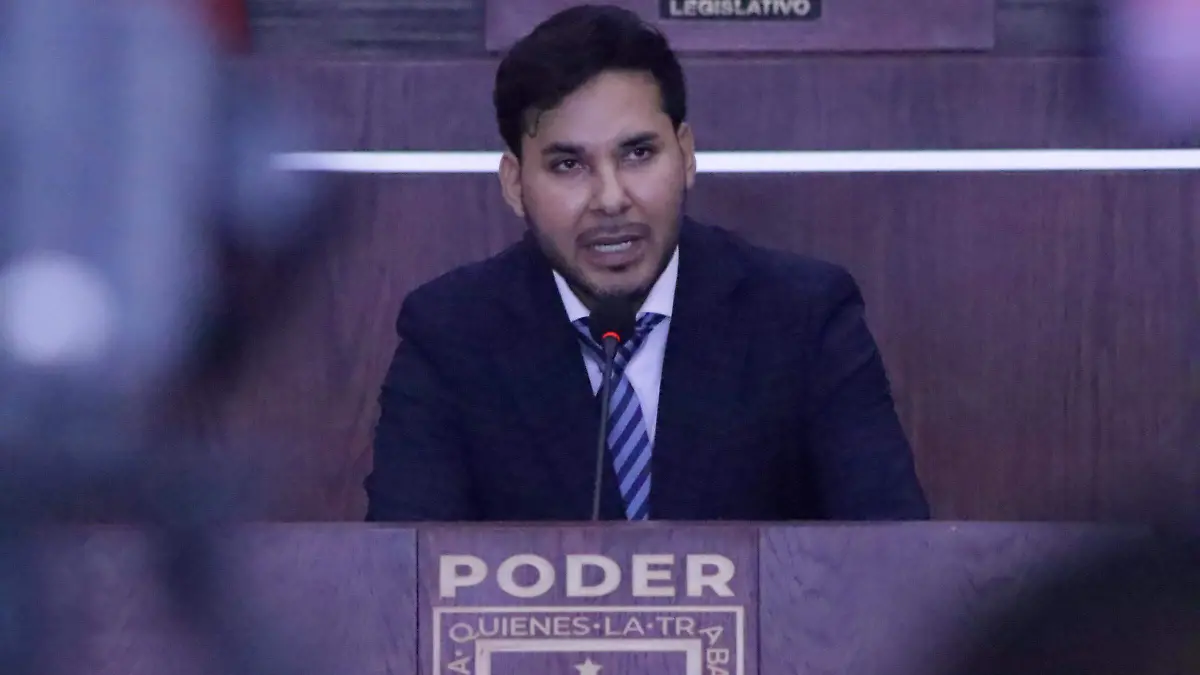agresadosuniversidad-faltaempleo2-luis-flores