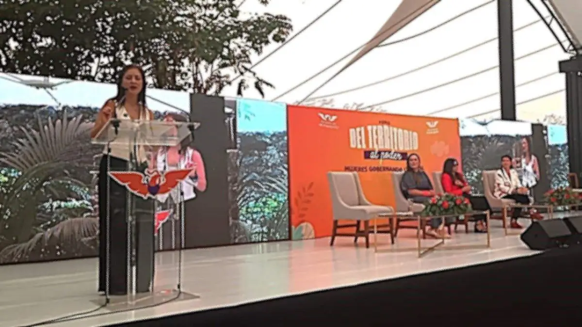Anayeli Muñoz-Diputada federal MC-en foro-Morelos