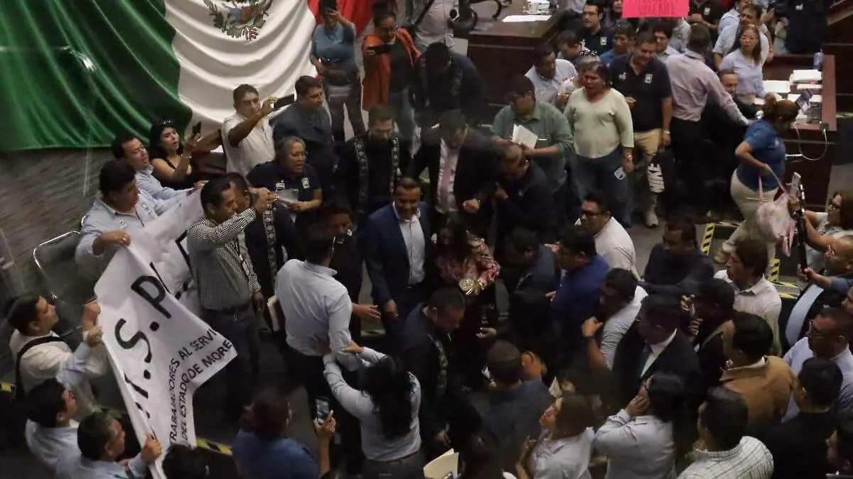 Sindicatos-revientan-sesión-congreso-Morelos (2)