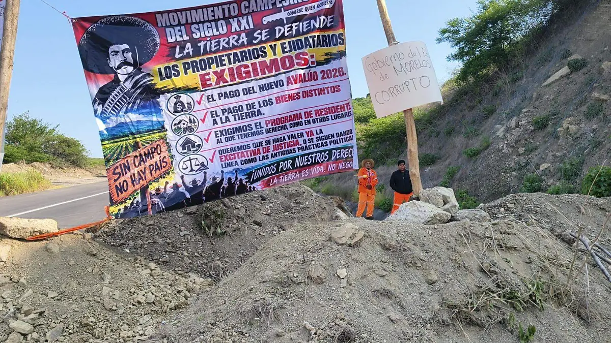 bloqueo en la autopista siglo XXI campesinos exigen pago de tierras a la sict (4)