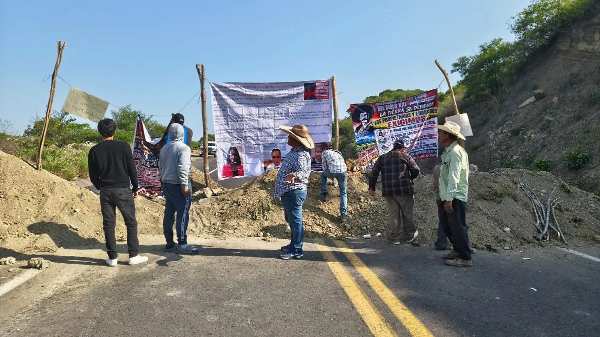 bloqueo en la autopista siglo XXI campesinos exigen pago de tierras a la sict (1)