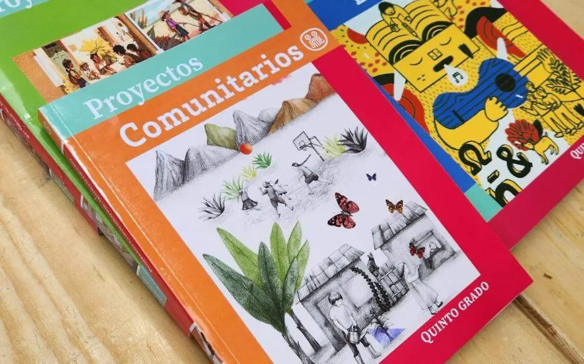Gobierno estatal entrega libros de texto a estudiantes laguneros