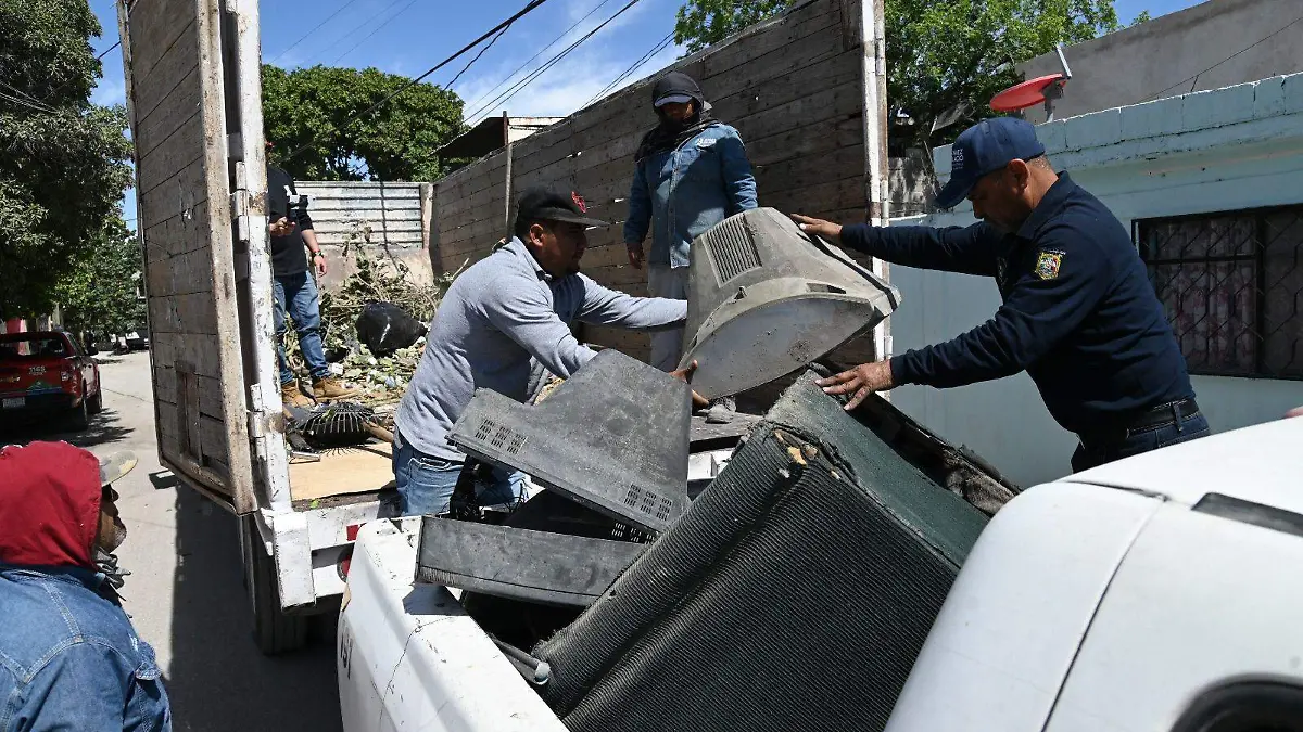 Llevan a cabo ardua labor de descacharrización en Gómez Palacio