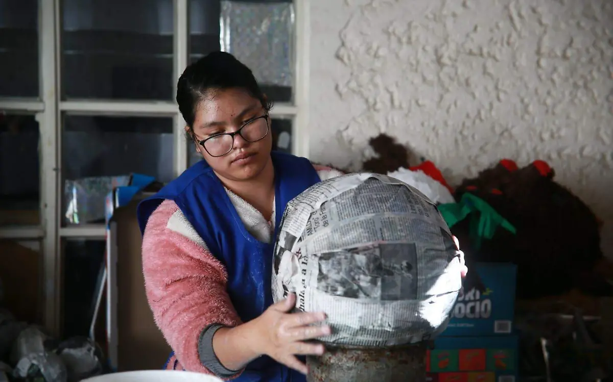 Elaboración de piñatas artesanales en Durango