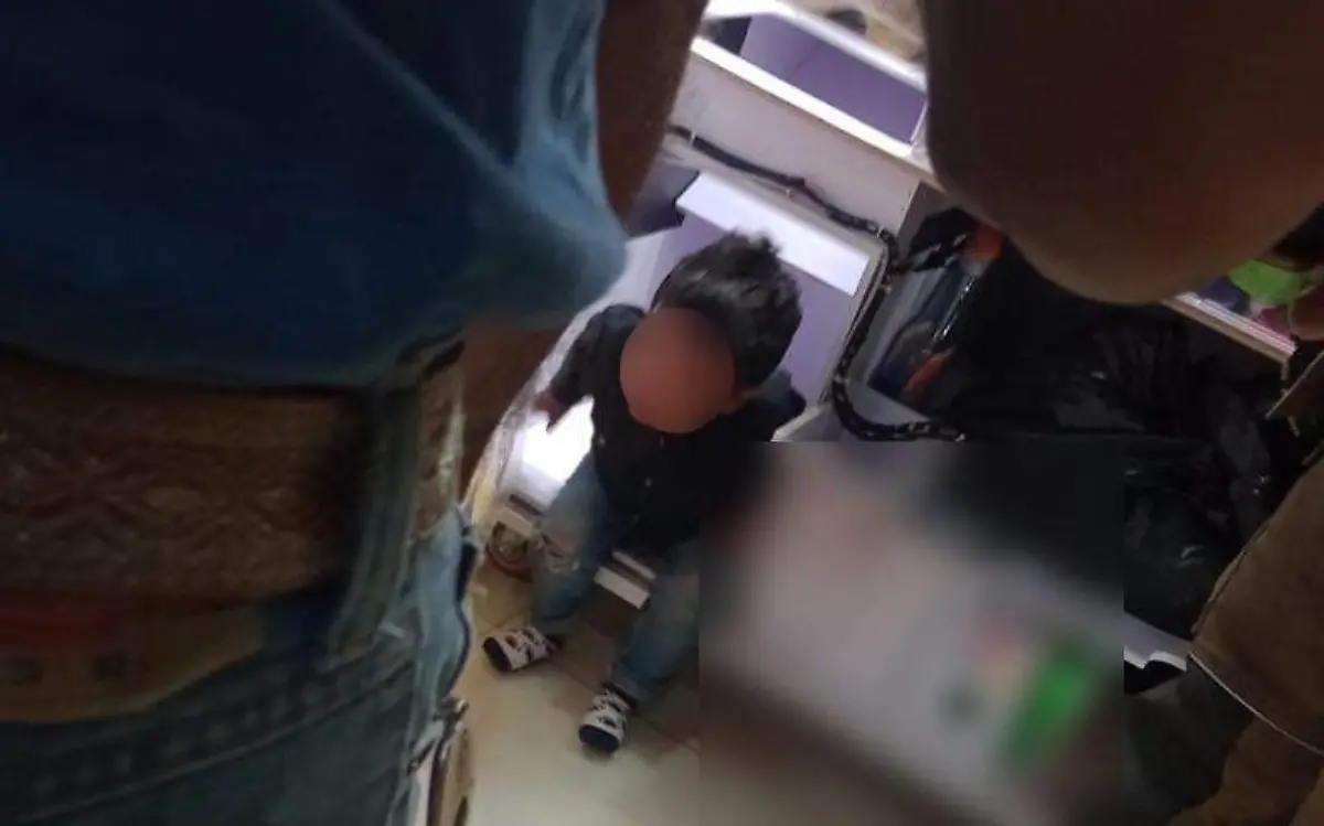 Niño queda atrapado en máquina de muñecos