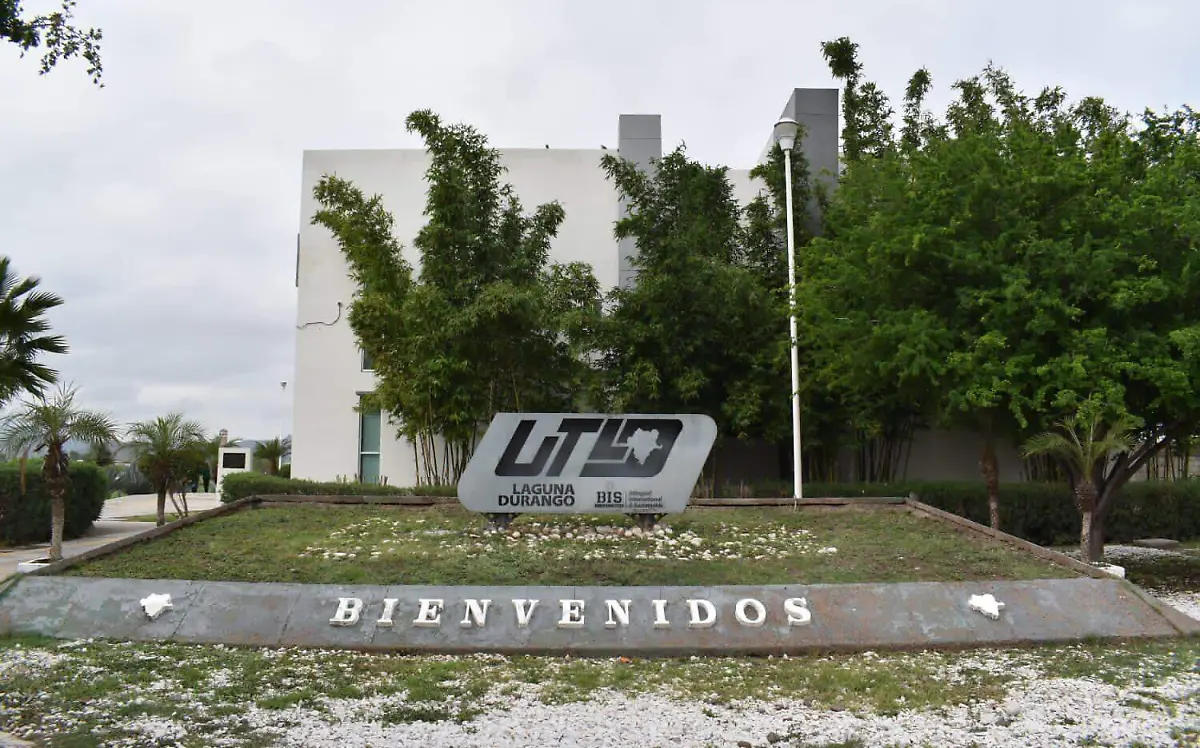 Fundación EBC, becará a 12 estudiantes de la UTLD