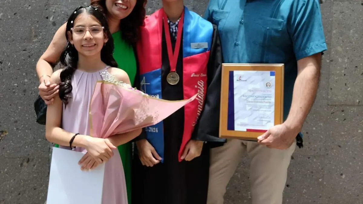 Daniel Estrada Patiño se gradúa de Secundaria del Colegio MacDonell