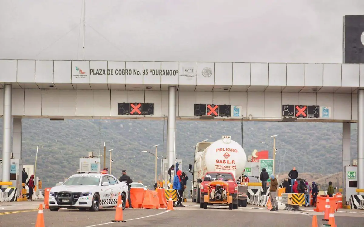 Toman normalistas de Aguilera caseta de Garabitos en Durango