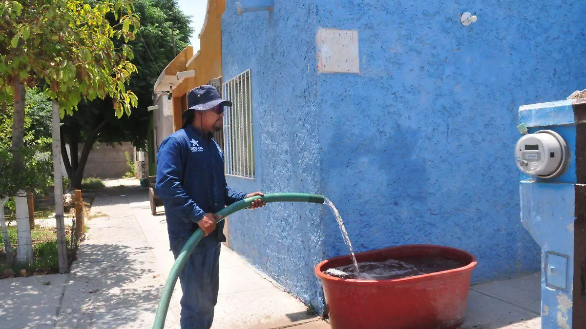 Acuden pipas de SIDEAPA a dotar de agua potable
