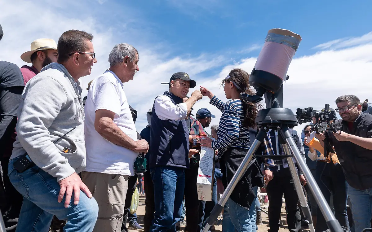 Miles de turistas nacionales y extranjeros disfrutaron el eclipse solar total