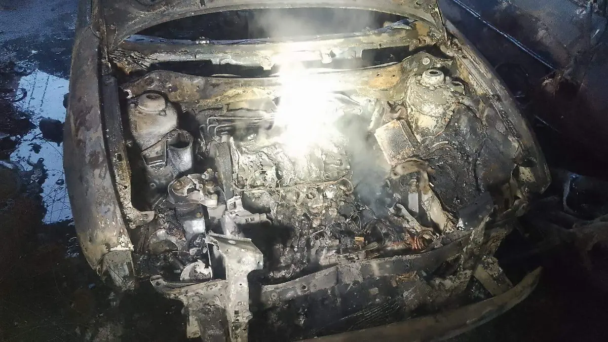 Incendio devora coches en un taller mecánico