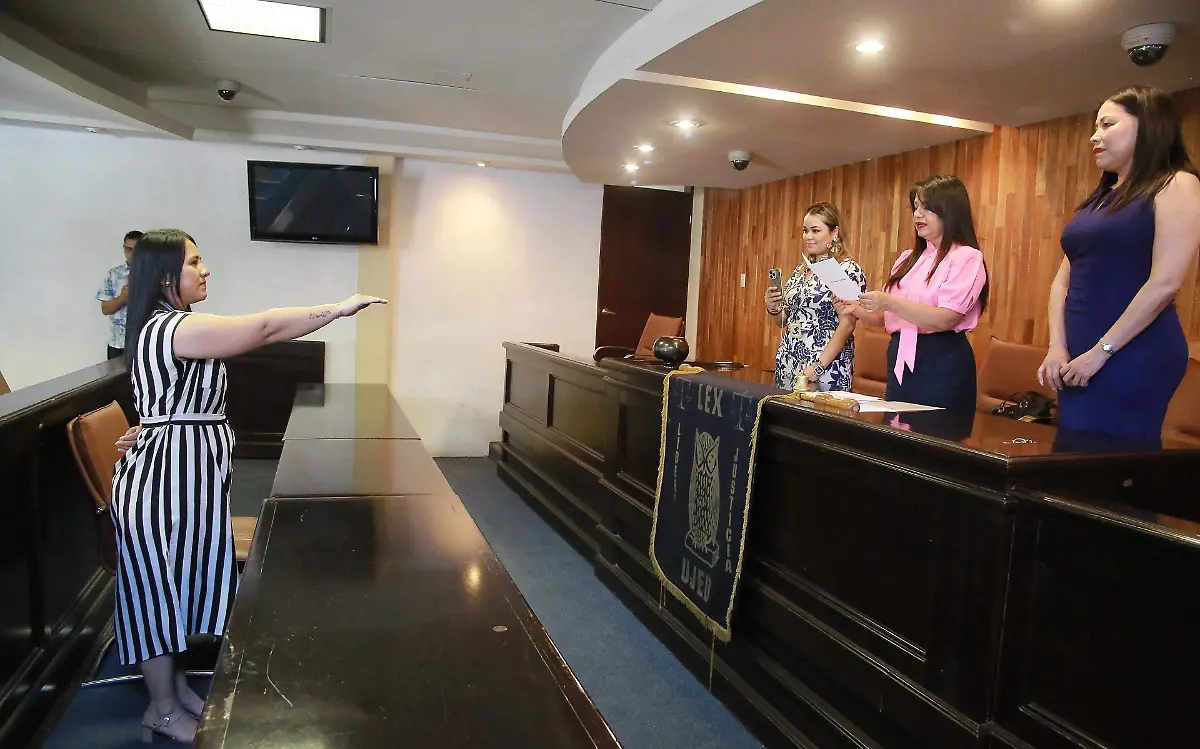 Se titula de abogada Mayra Serrano Zamora