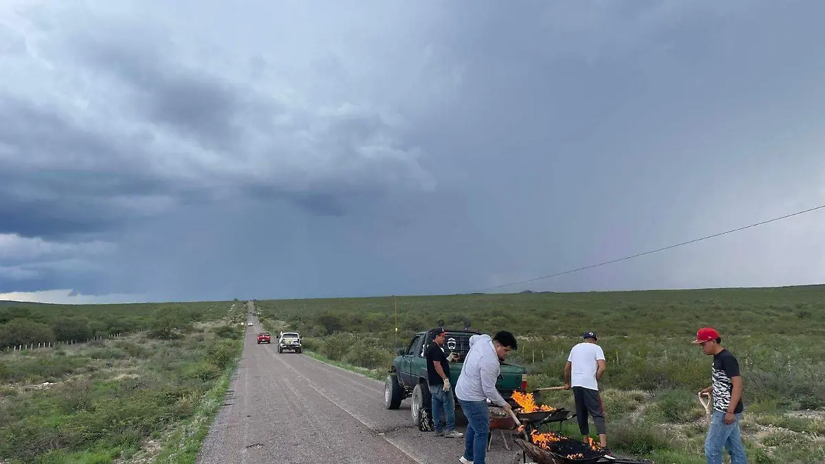Cansados de esperar, ciudadanos bachean carretera Peñón Blanco-Yerbanís