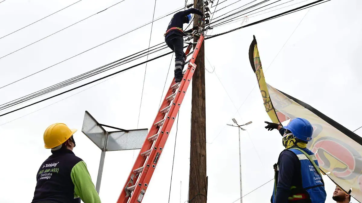 Coordinan retiro de cableado en desuso en postes de Gómez Palacio