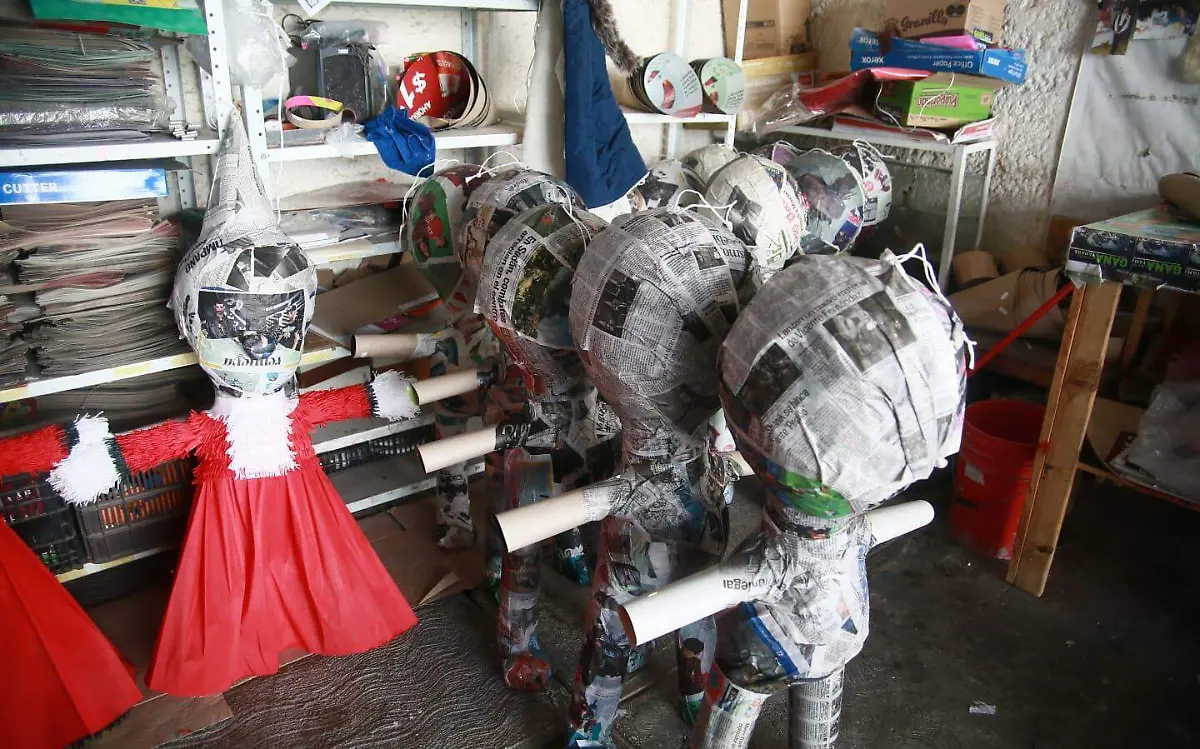 Elaboración de piñatas artesanales en Durango