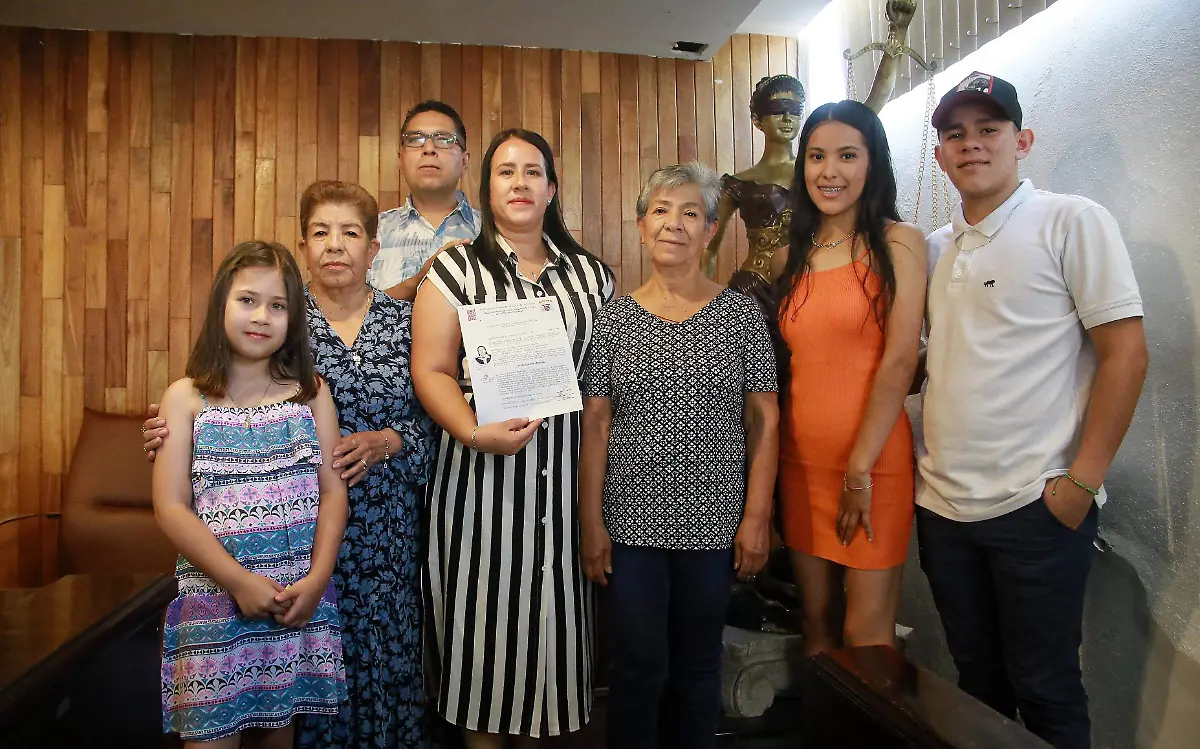 Se titula de abogada Mayra Serrano Zamora