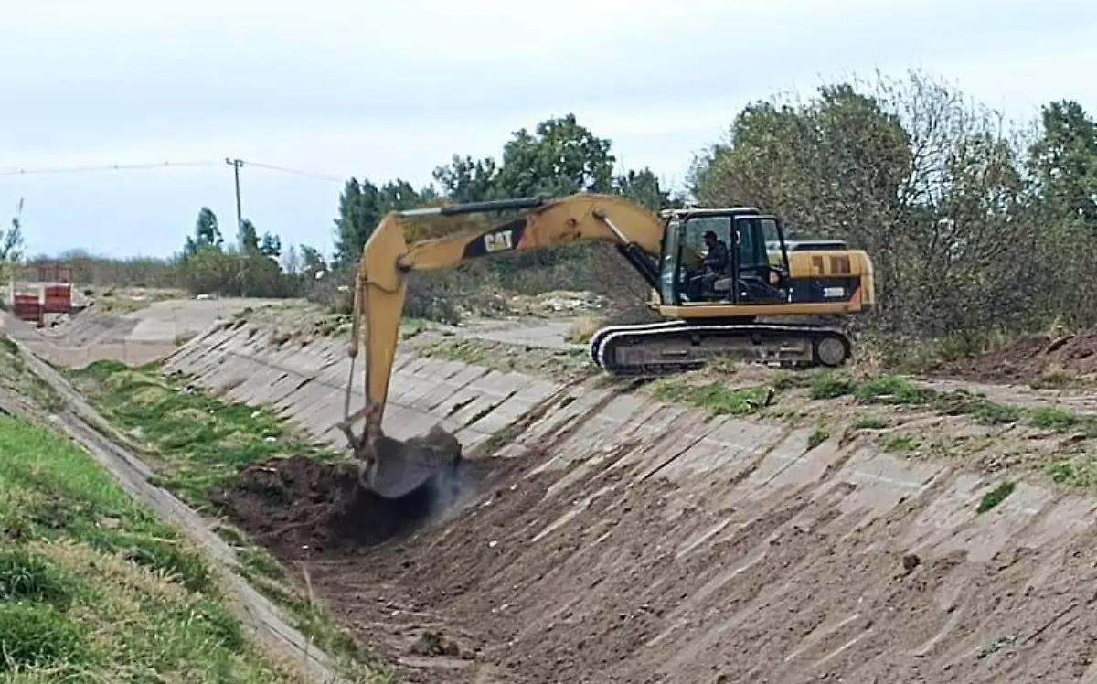 Chilchota Alimentos apoya uso eficiente del agua con desazolve de canales en Módulo 12