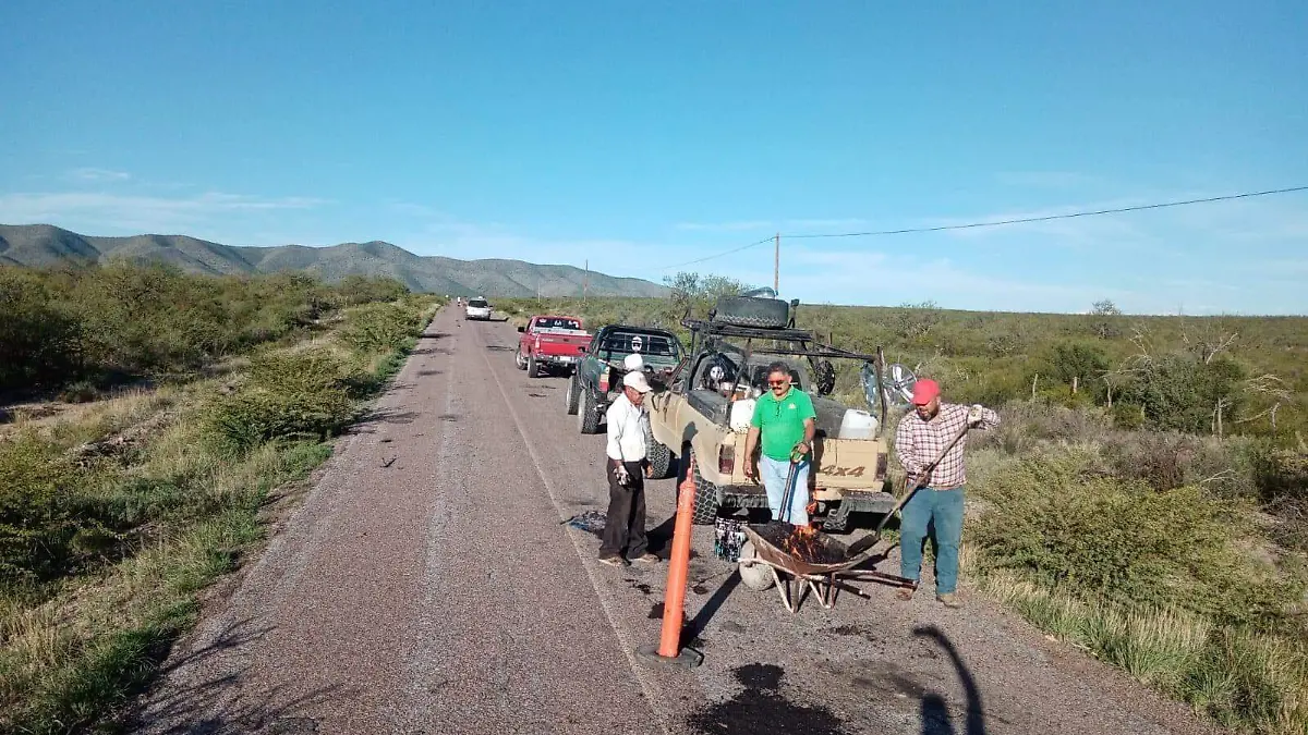Cansados de esperar, ciudadanos bachean carretera Peñón Blanco-Yerbanís