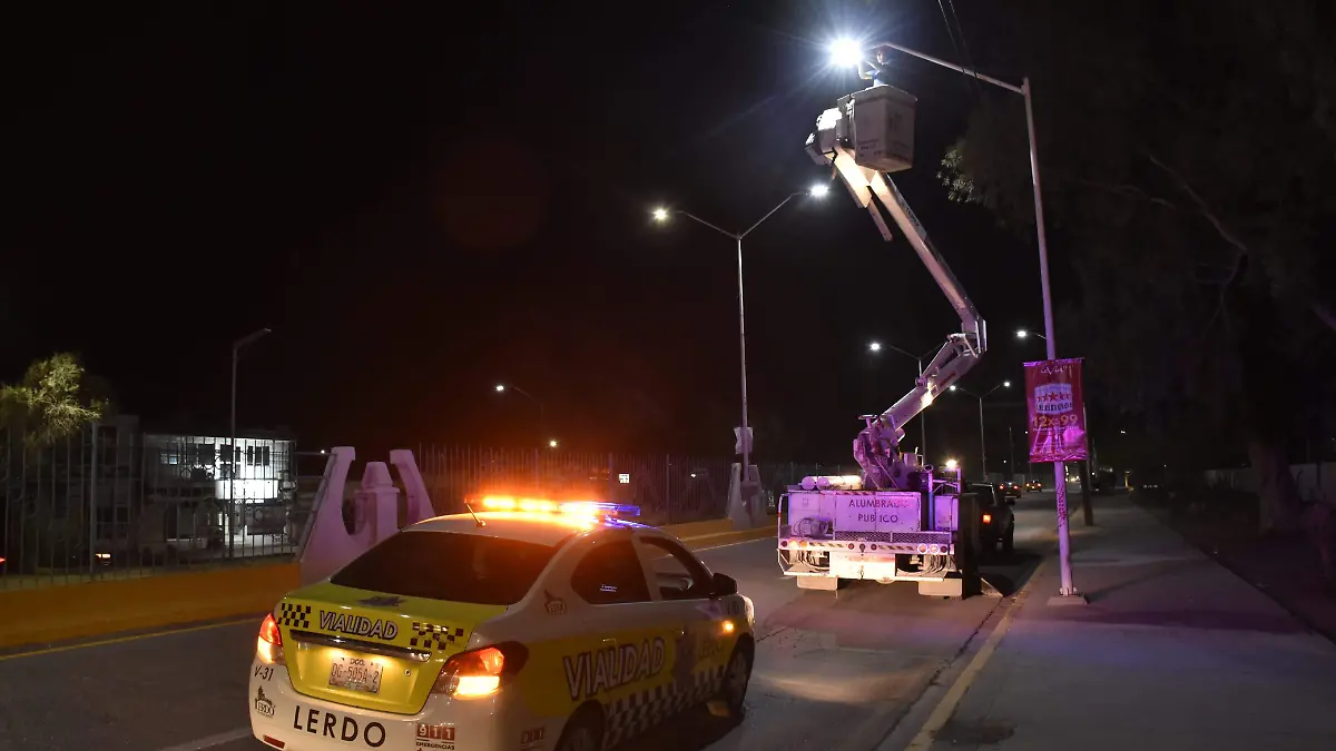 Realizan instalación de luminarias tipo LED
