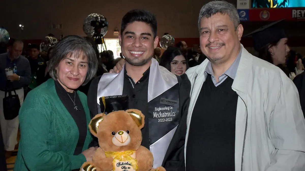 Ya es ingeniero en mecatrónica José Domingo Díaz Ramírez