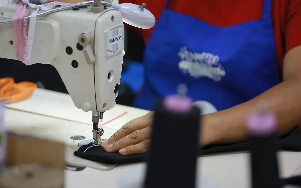 Elaboración de uniformes escolares en Durango