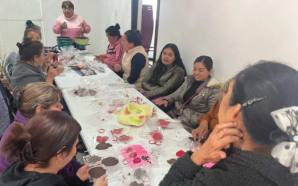 Con éxito imparten taller de chocolatería en las cuevas