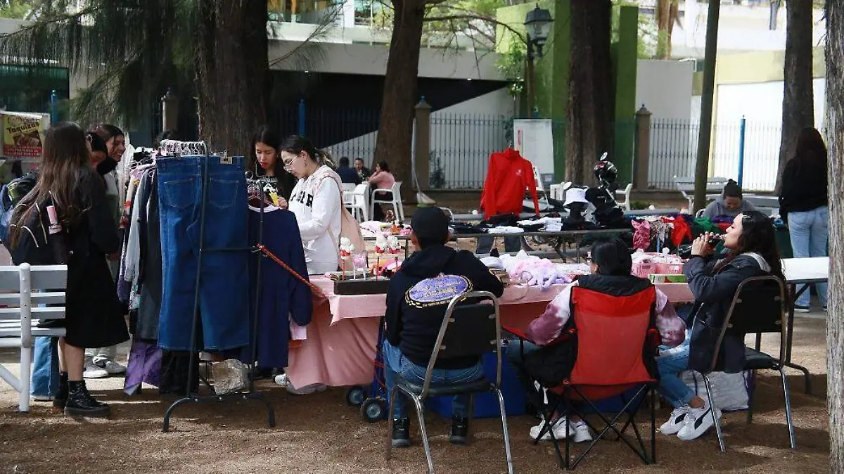 Universitarios incursionan en el negocio de los tianguis