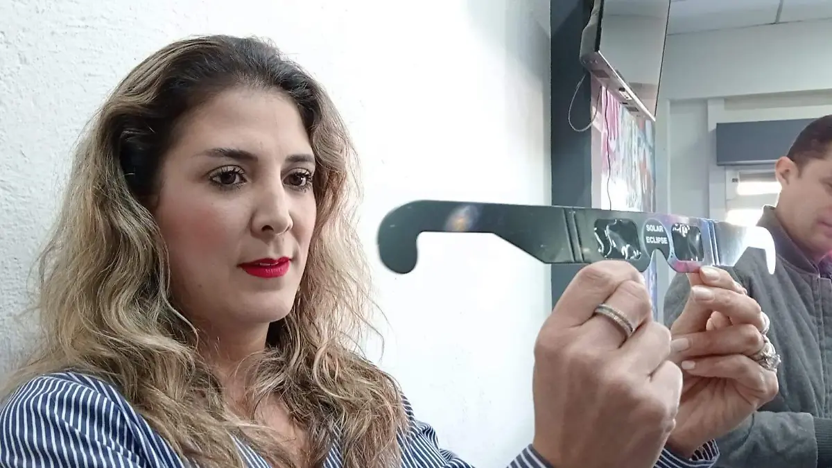 Incrementa venta de lentes aptos para observar el eclipse solar