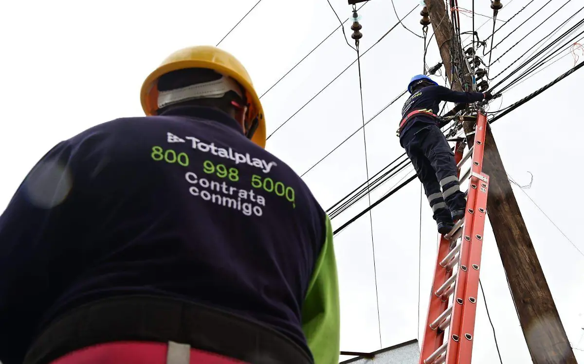 Coordinan retiro de cableado en desuso en postes de Gómez Palacio