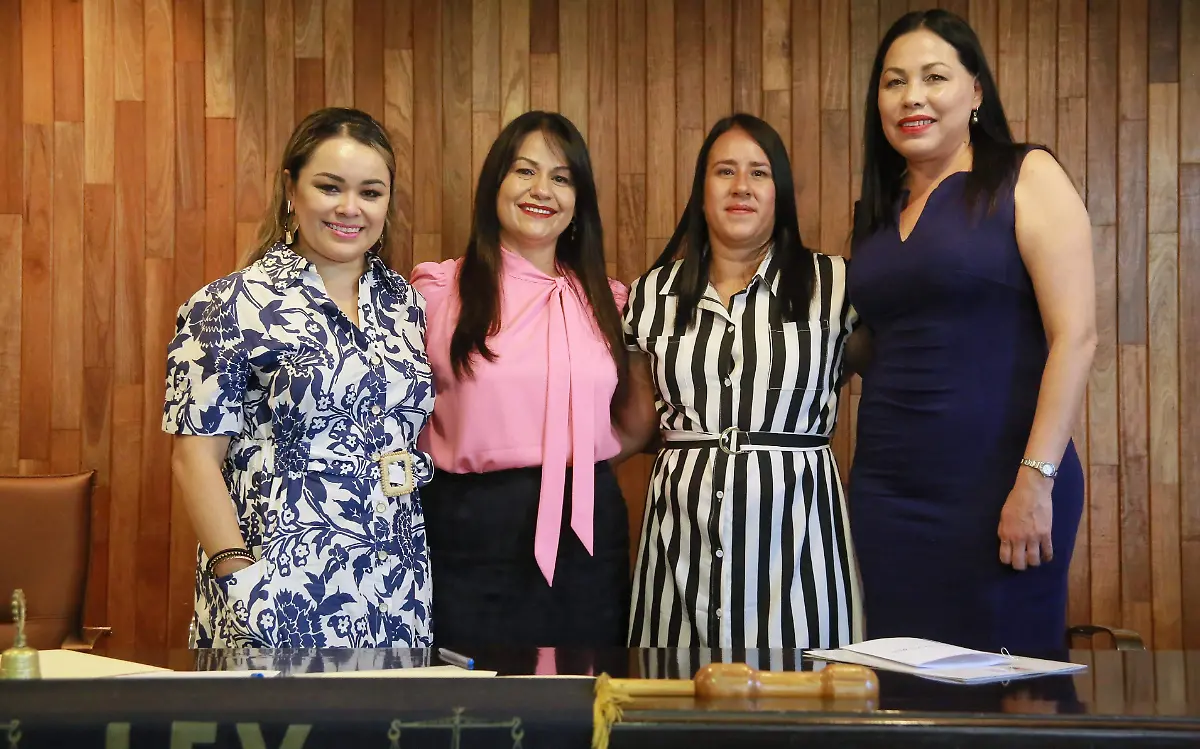 Se titula de abogada Mayra Serrano Zamora