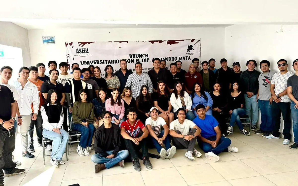 Alejandro Mata se reúne con estudiantes universitarios 