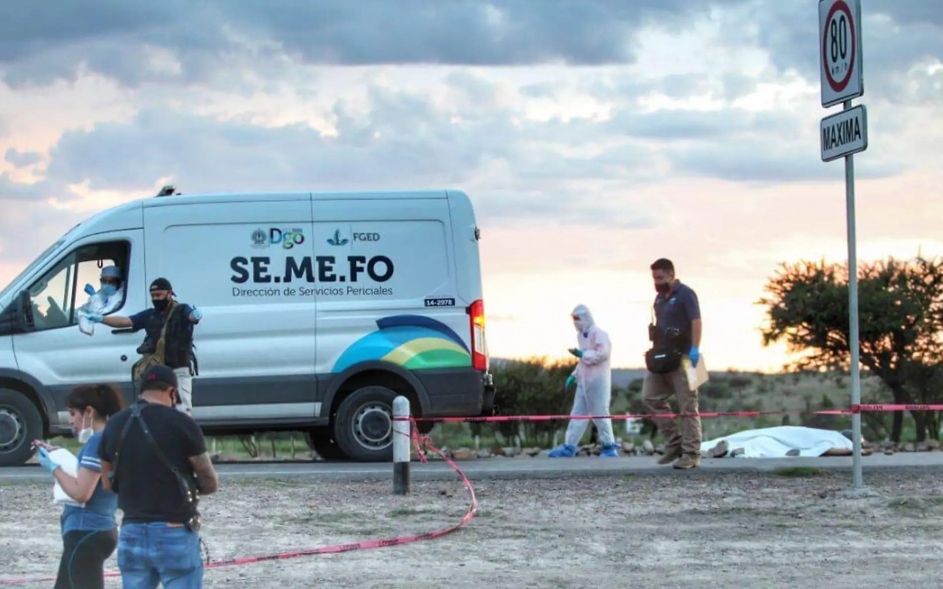 Elementos de la Semefo en accidente carretero