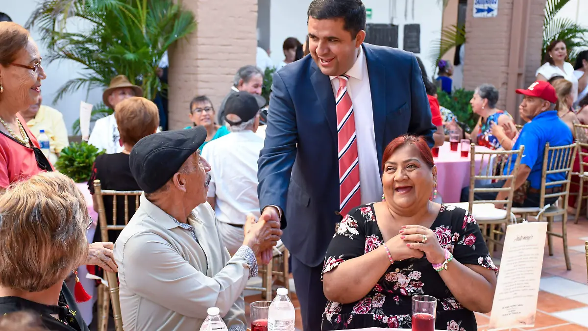 Festejan adultos mayores en Lerdo