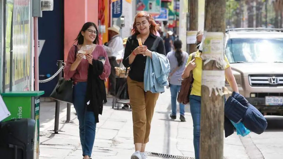 Mujeres caminan en la ciudad de Durango