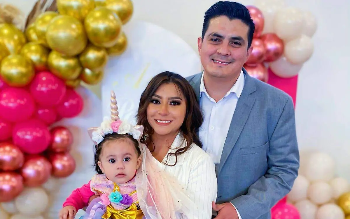 En brazos de sus amorosos padres