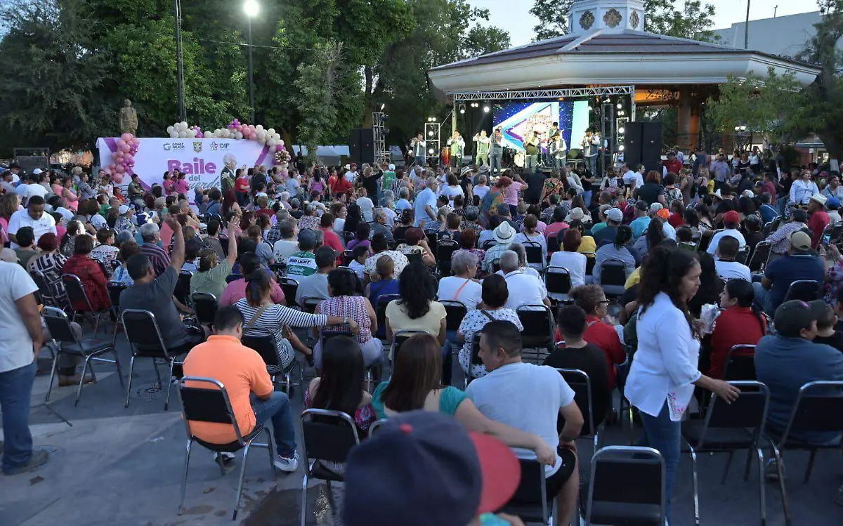 Adultos mayores disfrutaron del Baile del Recuerdo en la Plaza Principal