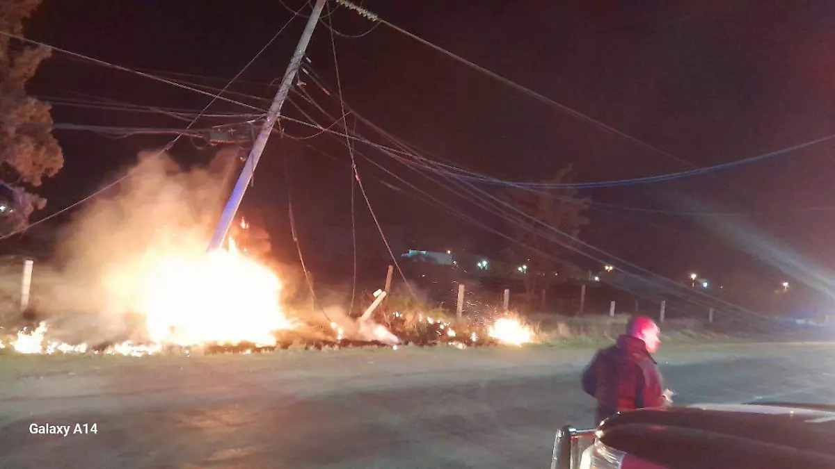 Auto se calcina tras chocar contra poste de la CFE