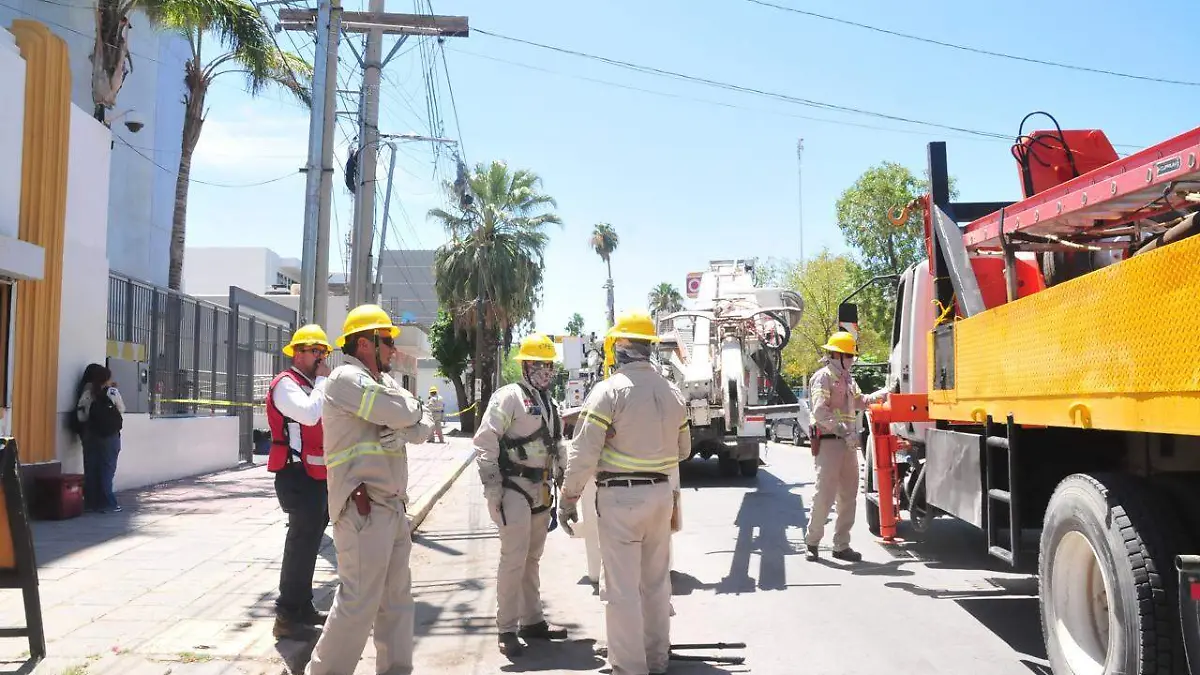 CFE realiza la interrupción de luz en zona Centro de Gómez Palacio, comerciantes se inconforman