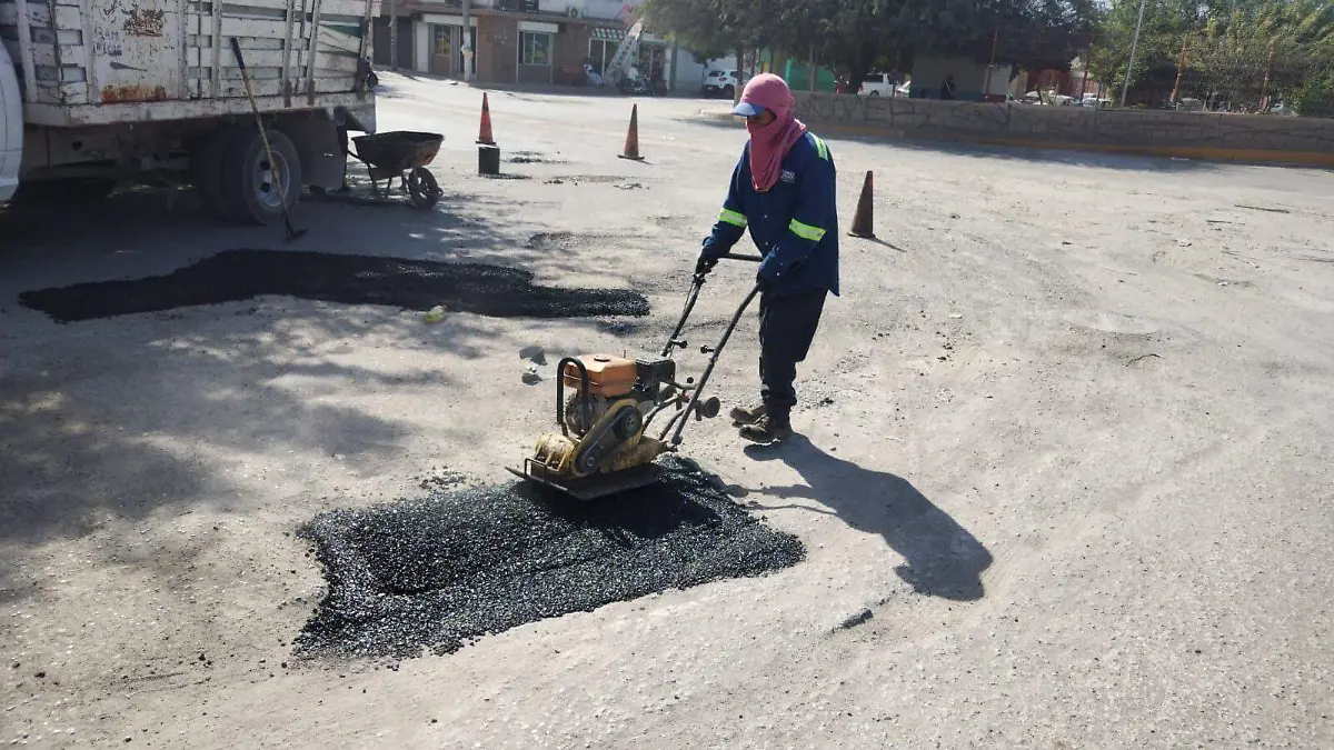 Mediante un programa permanente de bacheo, el Ayuntamiento de Gómez Palacio atiende vialidades del municipio