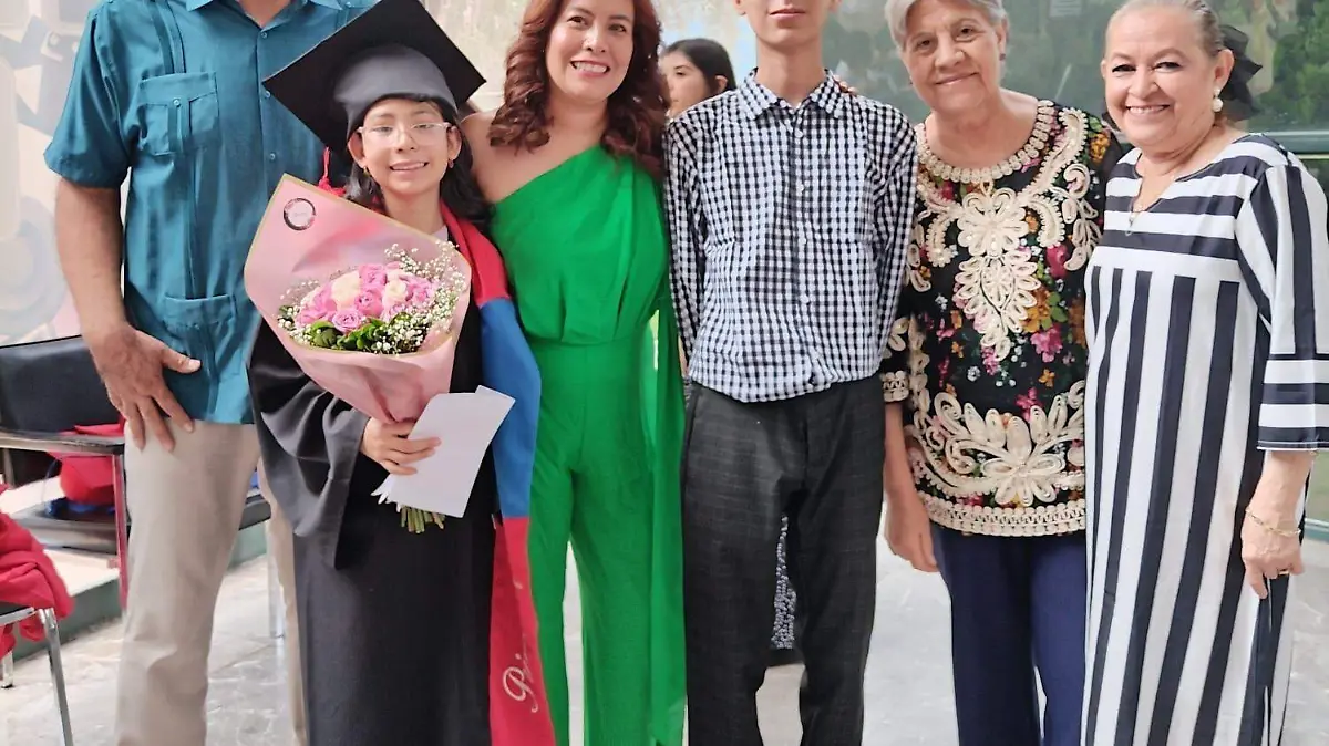Daniel Estrada Patiño se gradúa de Secundaria del Colegio MacDonell