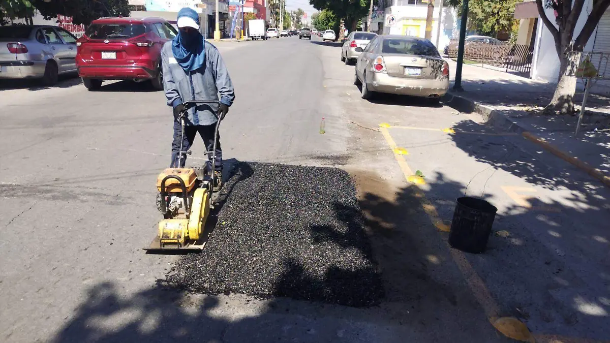 Permanente programa para mejorar vialidades en el área urbana y rural de Gómez Palacio a través del bacheo