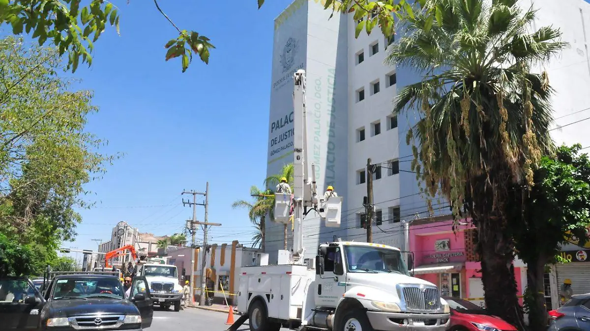 CFE realiza la interrupción de luz en zona Centro de Gómez Palacio, comerciantes se inconforman