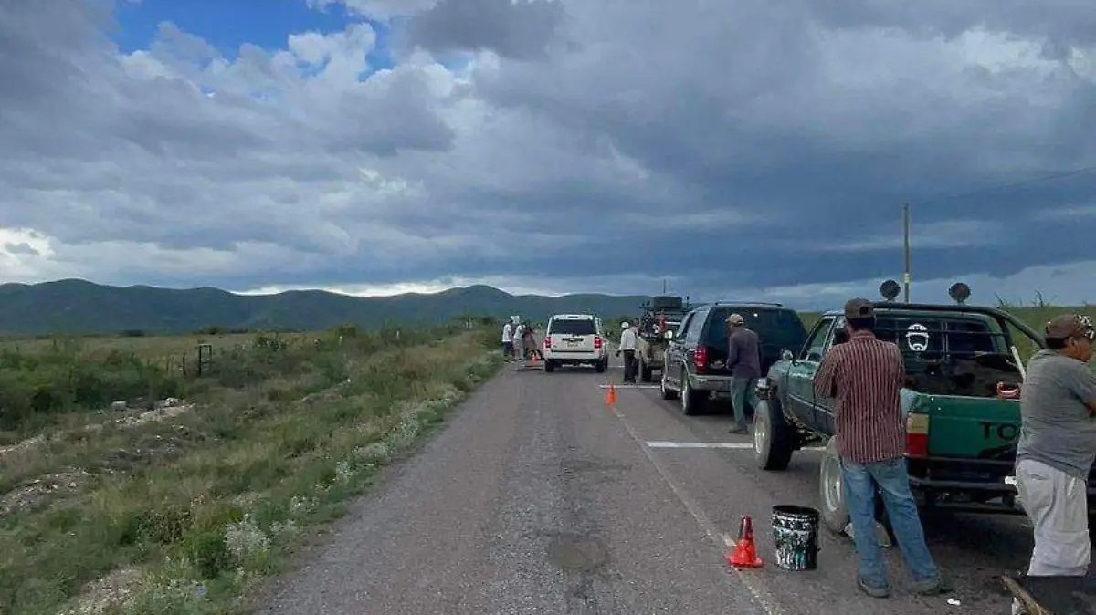 Cansados de esperar, ciudadanos bachean carretera Peñón Blanco-Yerbanís