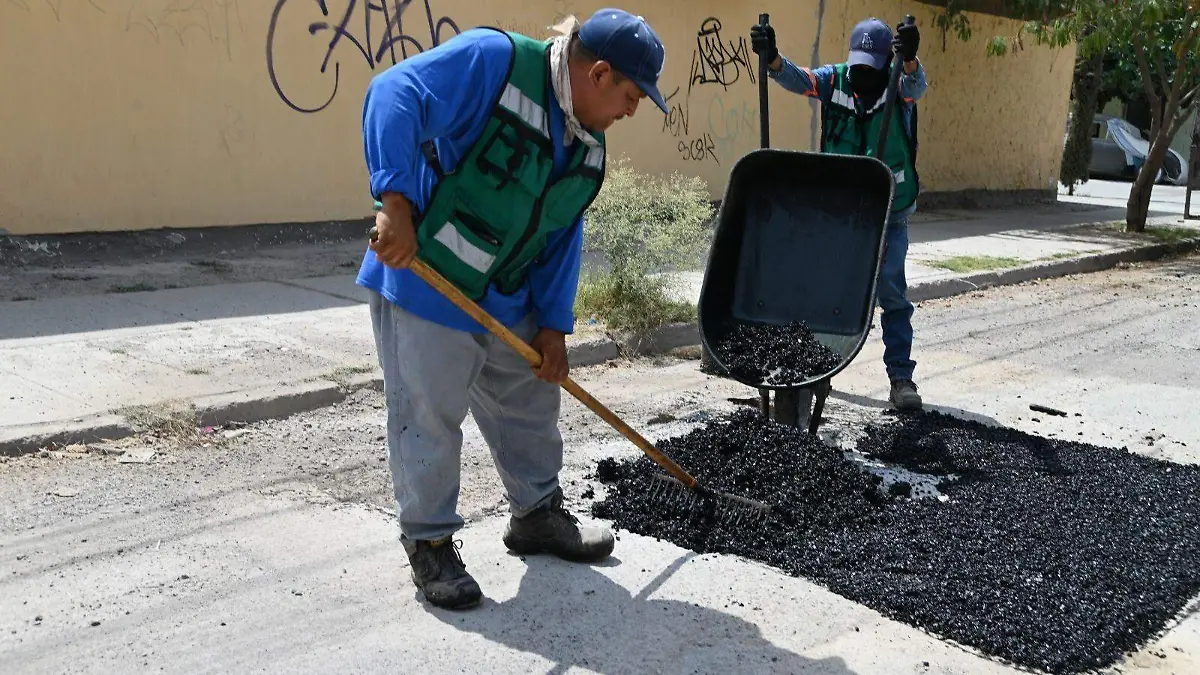 Ayuntamiento de Gómez Palacio avanza con el programa de bacheo