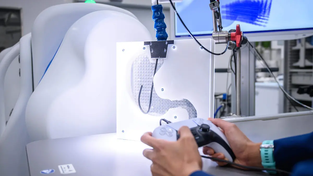 Cirujanos suizos utilizan un control de PlayStation para realizar endoscopía a distancia 