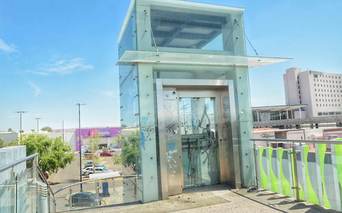 Elevador del puente de Paseo Durango en malas condiciones