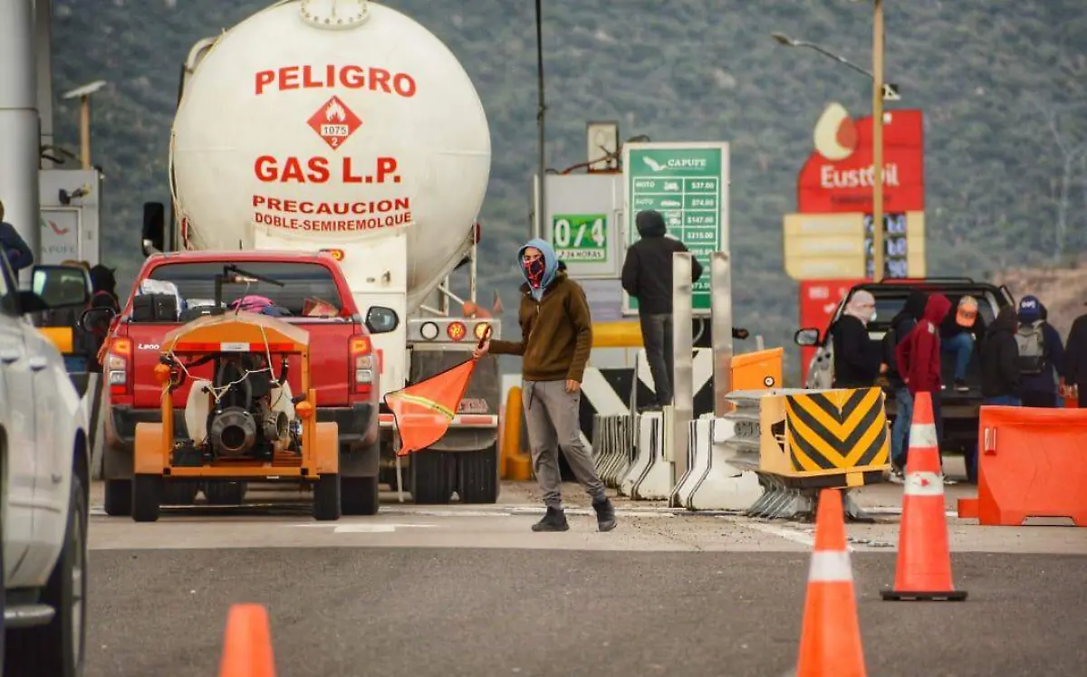 Toman normalistas de Aguilera caseta de Garabitos en Durango
