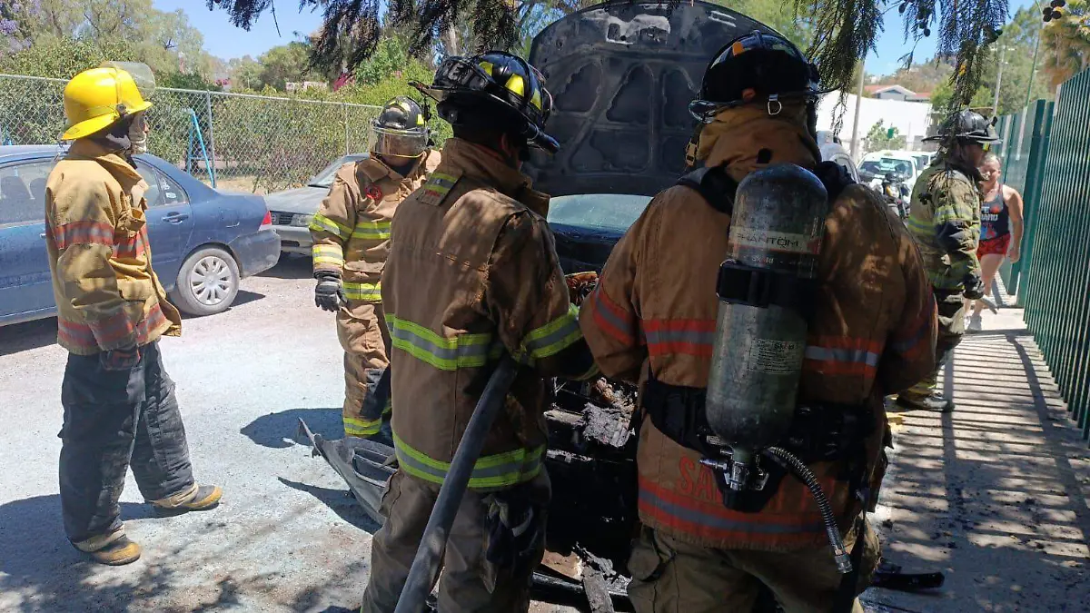 Fuego consume camioneta en colonia Predio Canoas